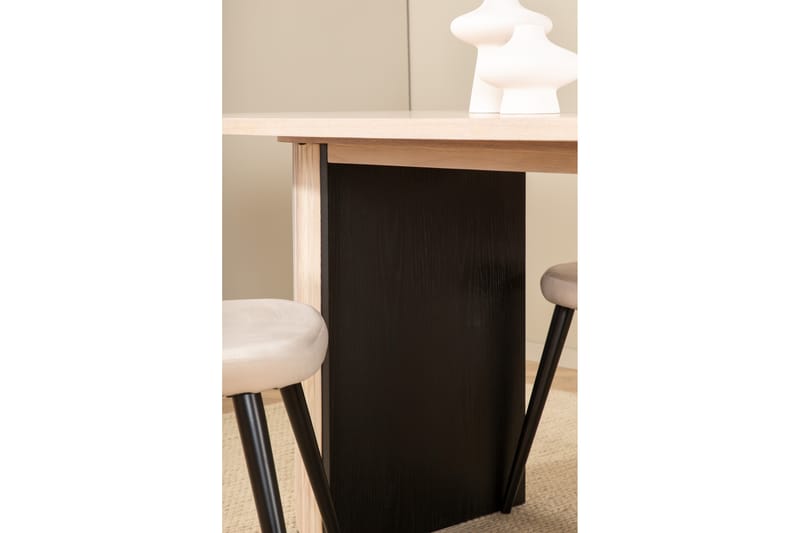 Biana Spisebordssæt 200 cm Oval inkl 4 Velvets Stole - Beige/Sort - Møbler - Borde - Spisebordssæt